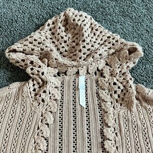 Lilu brand pinky-beige knitted-type cropped cardigan.